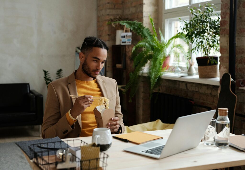 Virtual assistant managing administrative tasks remotely